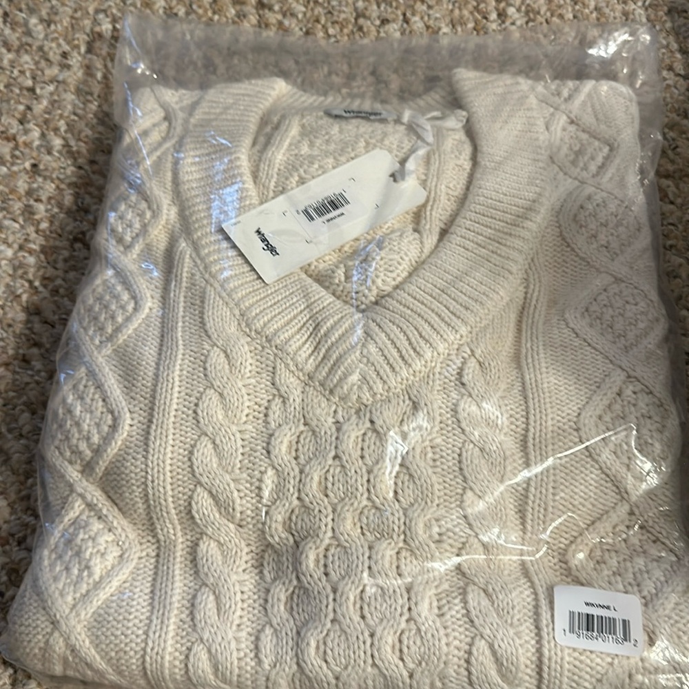 Wrangler cable knit sweater size L NWT THIS IS A MID DRIFT LENGTH